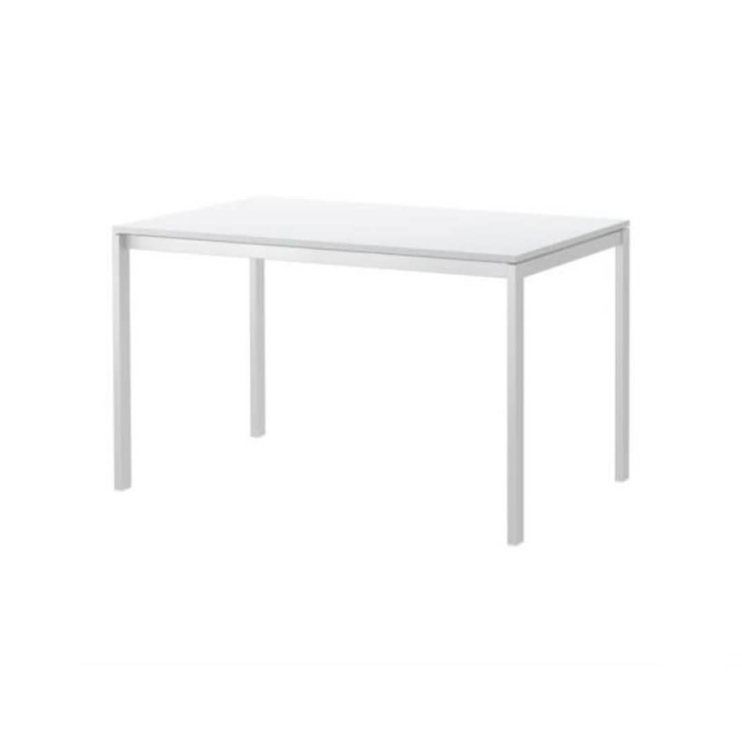Mesa CADÍ con estructura plata sobre blanco 140x70